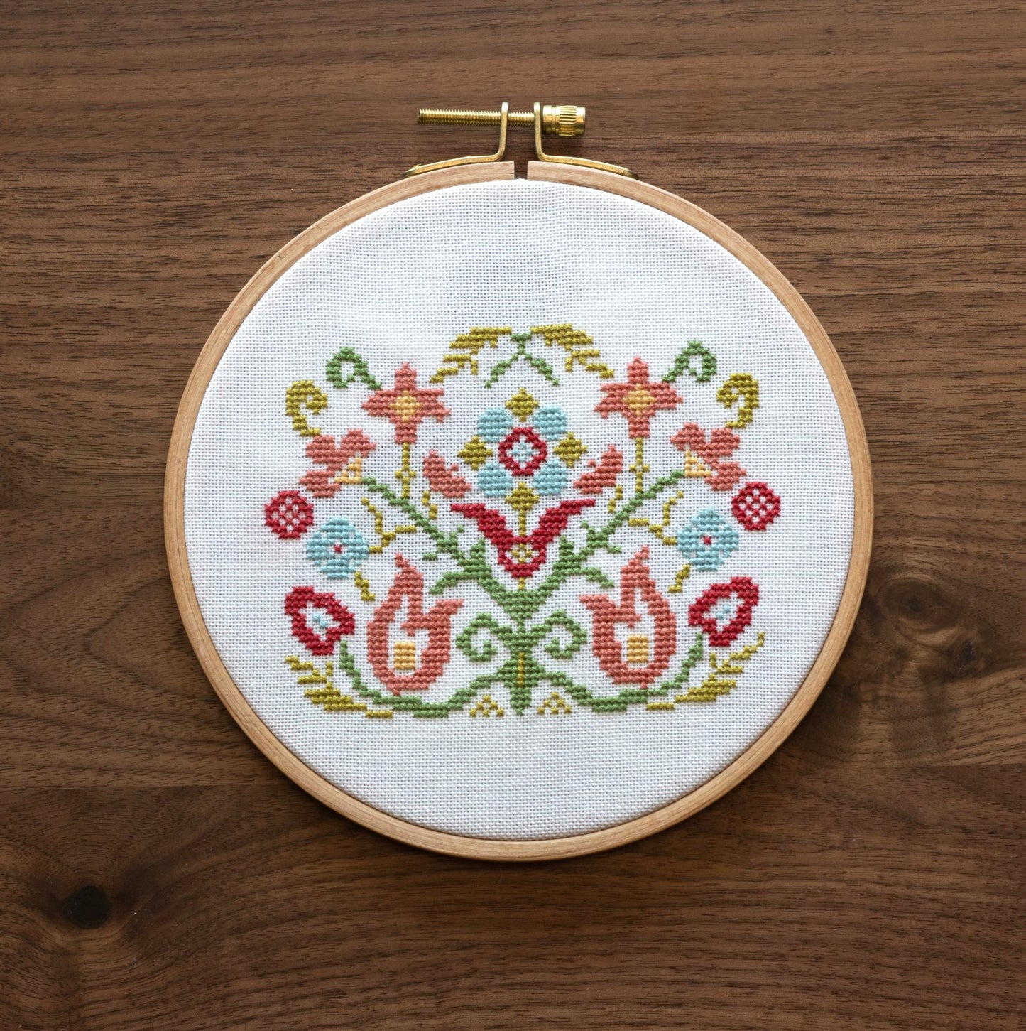 cross stitch hoop design with flowers