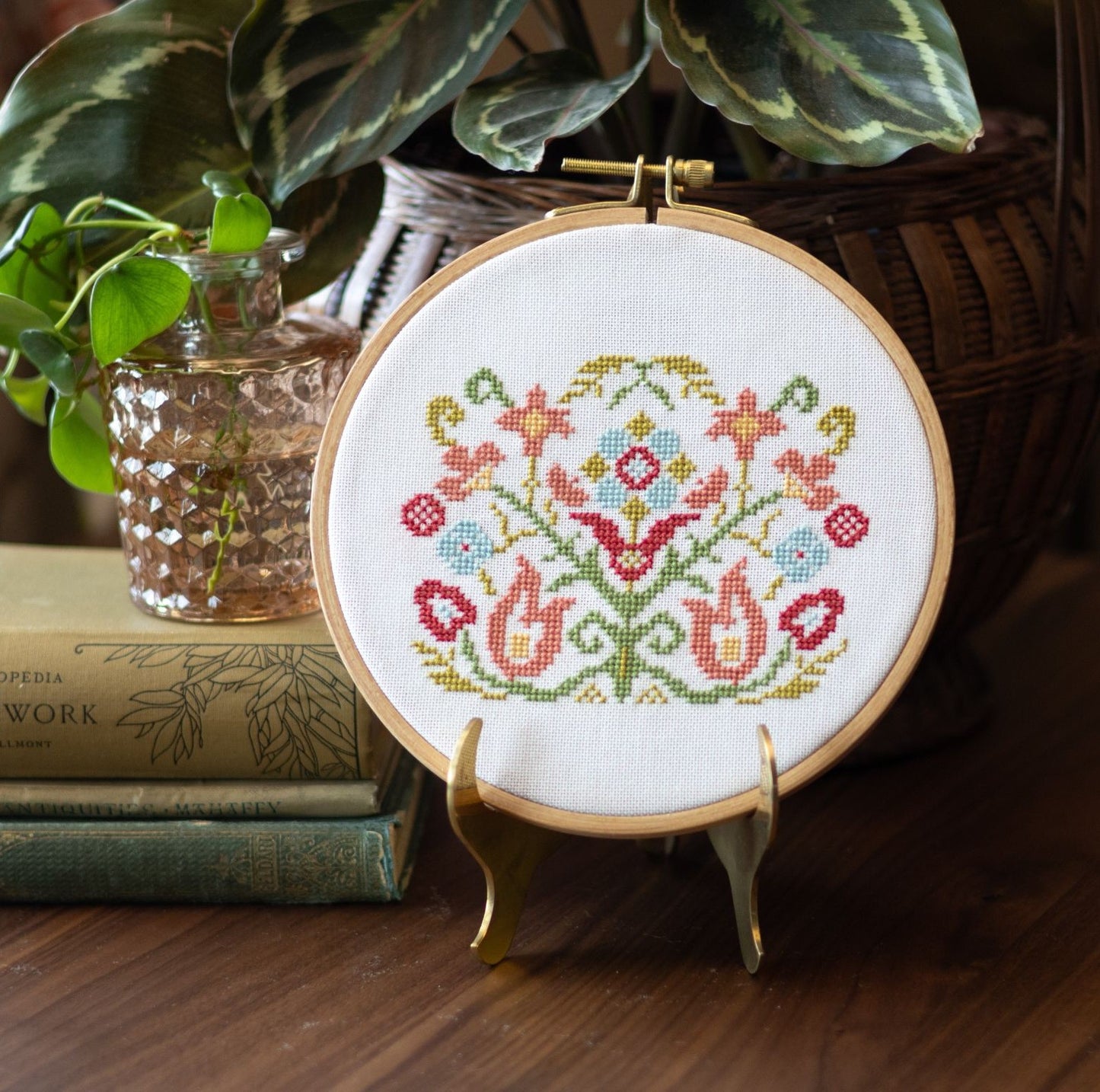 cross stitch hoop design with flowers