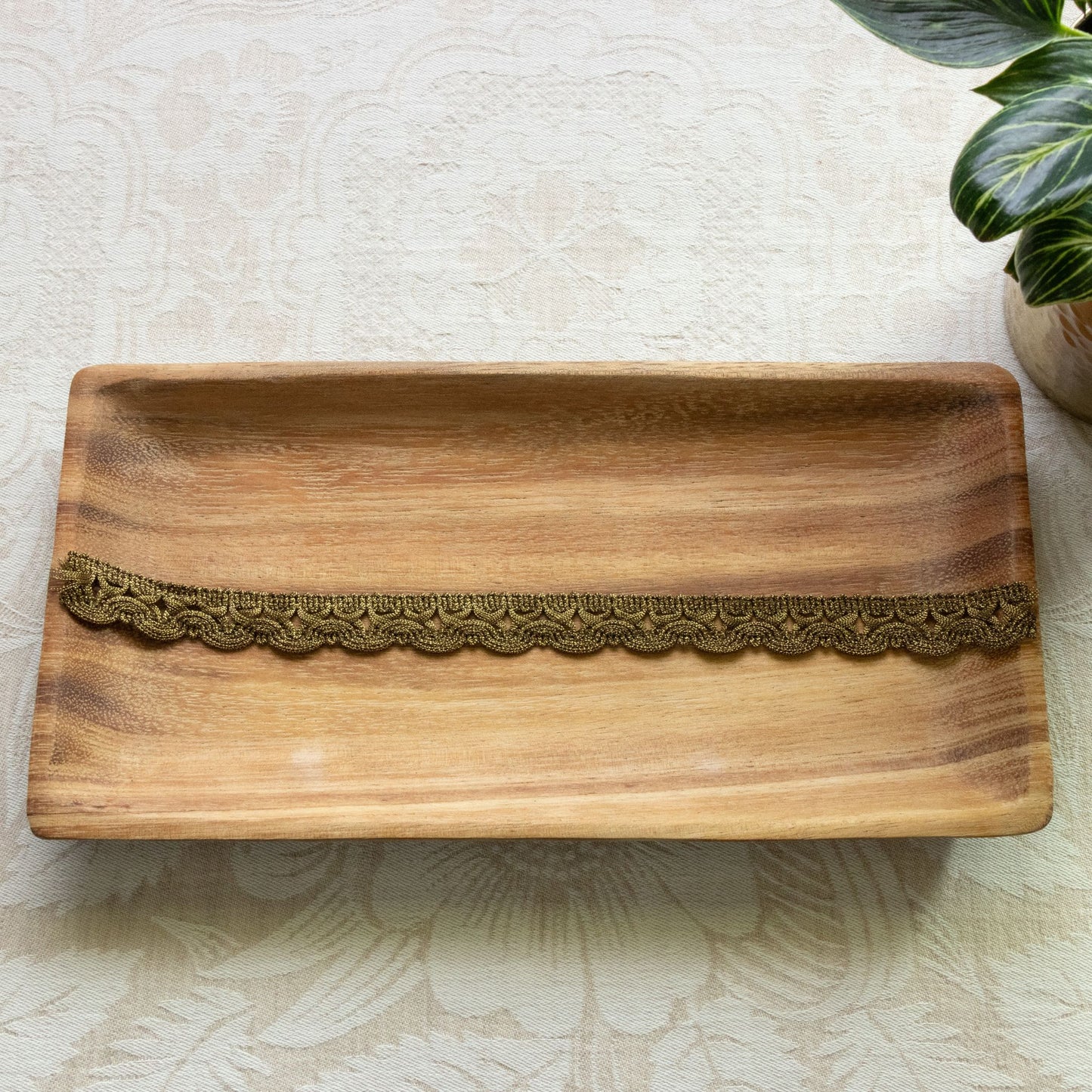 Avlea Trim No. 010 - Greek Scallop metallic trim