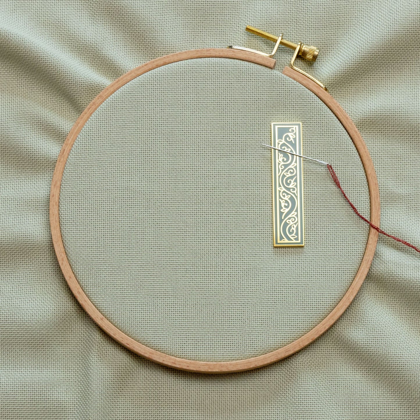 embroidery hoop with enamel needleminder in bar shape for cross stitch
