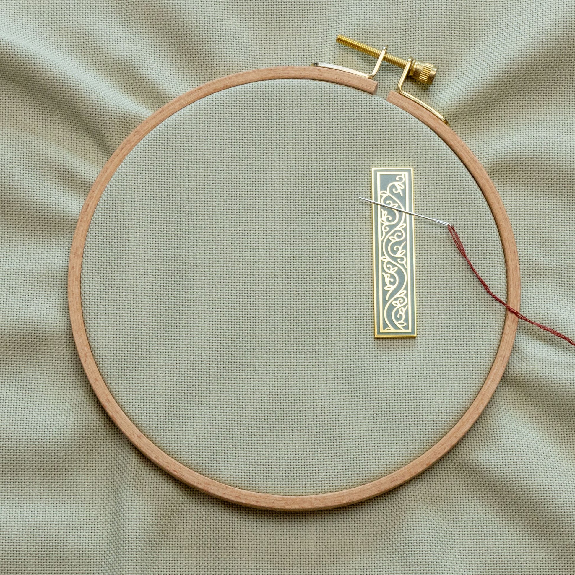 embroidery hoop with enamel needleminder in bar shape for cross stitch
